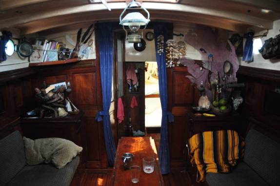 A sala de estar e refeições do nosso veleiro na grande barreira de corais, em Belize